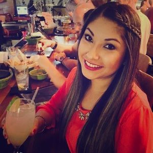 Meet your Posher, Melanie 🥂